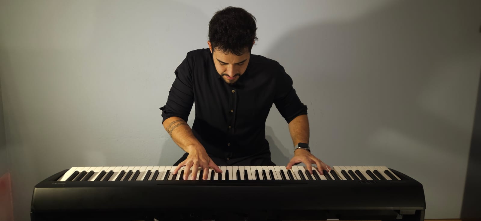 Henrique Menegucci, professor de Piano na Bee Music