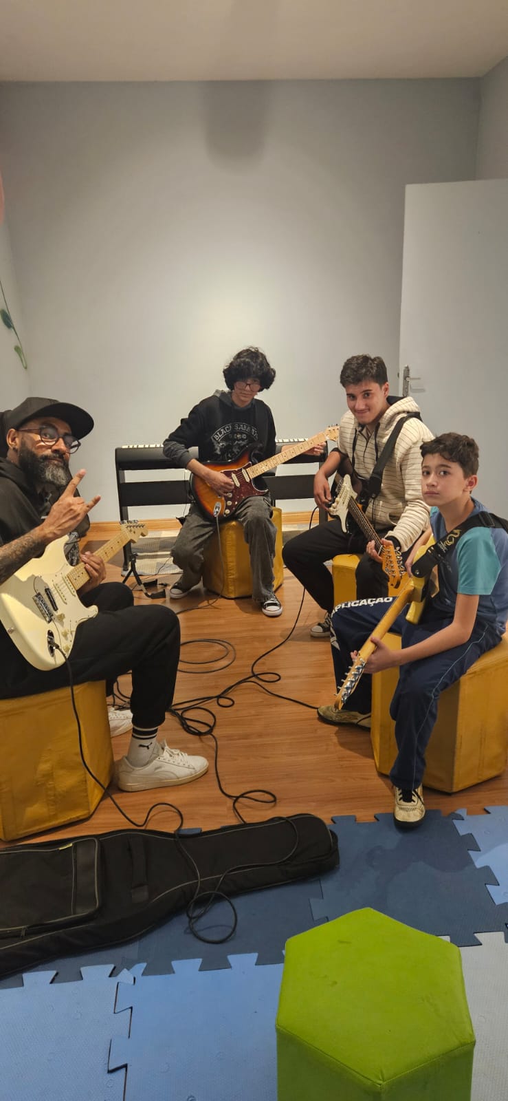 Turma de até 3 alunos em aula na Bee Music