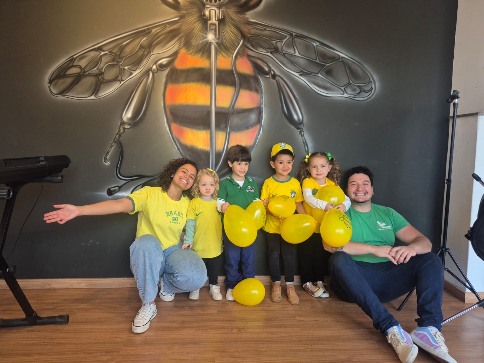 Crianças em aula de musicalização infantil na Bee Music