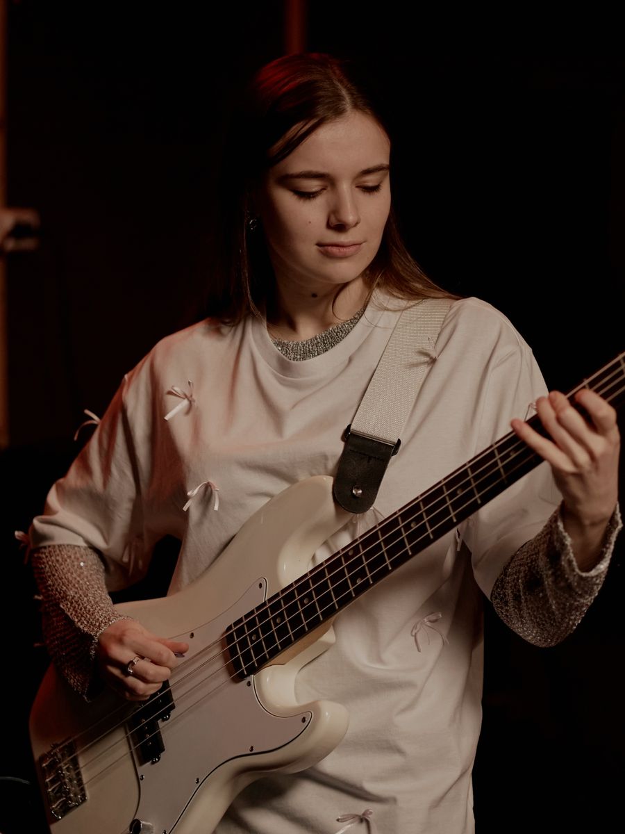 Pessoa tocando contrabaixo em aula na Bee Music