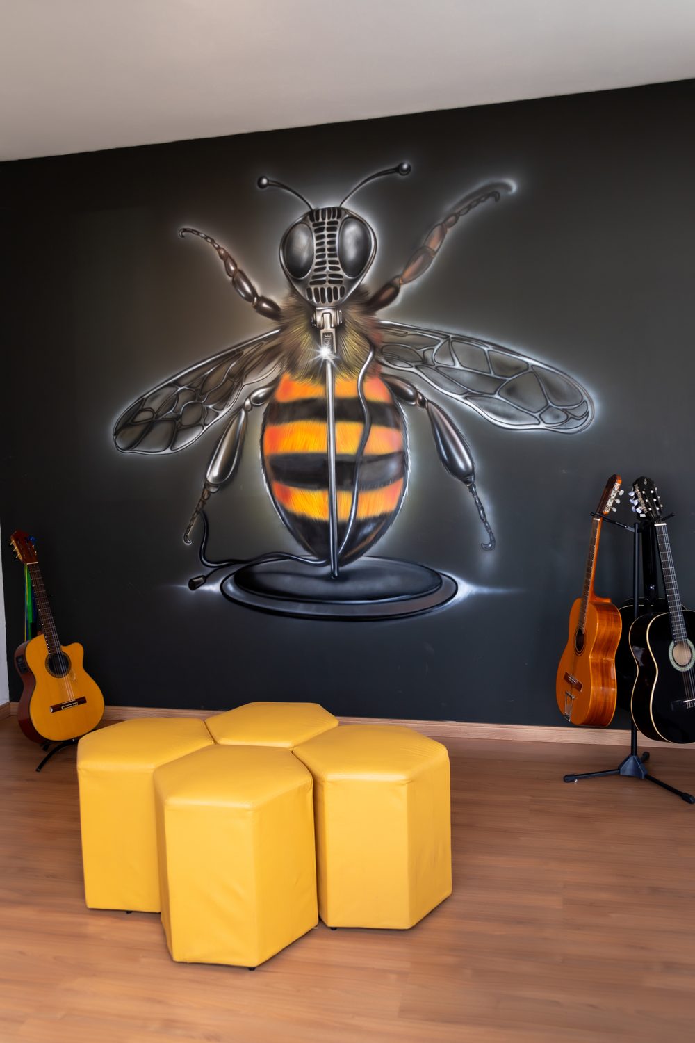 Alunos e professores da Bee Music em uma aula de música