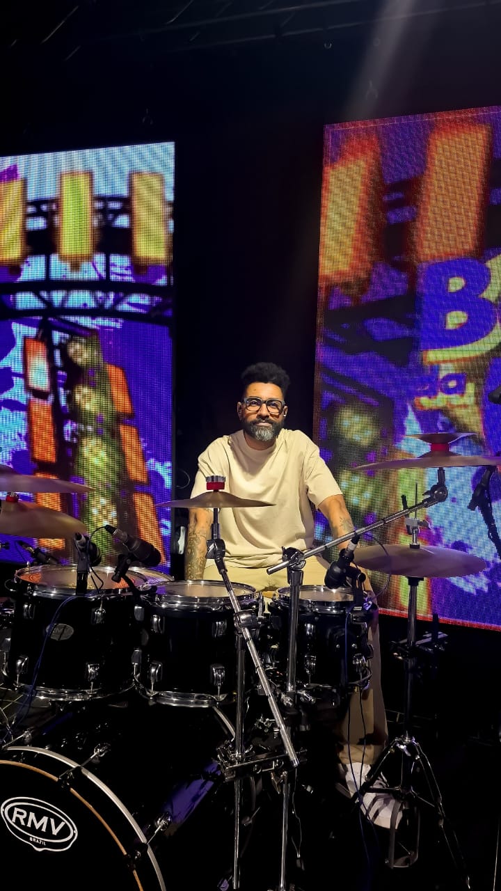 Léo Rodrigues, professor de Bateria, Guitarra, Teclado, Violão e Contrabaixo na Bee Music