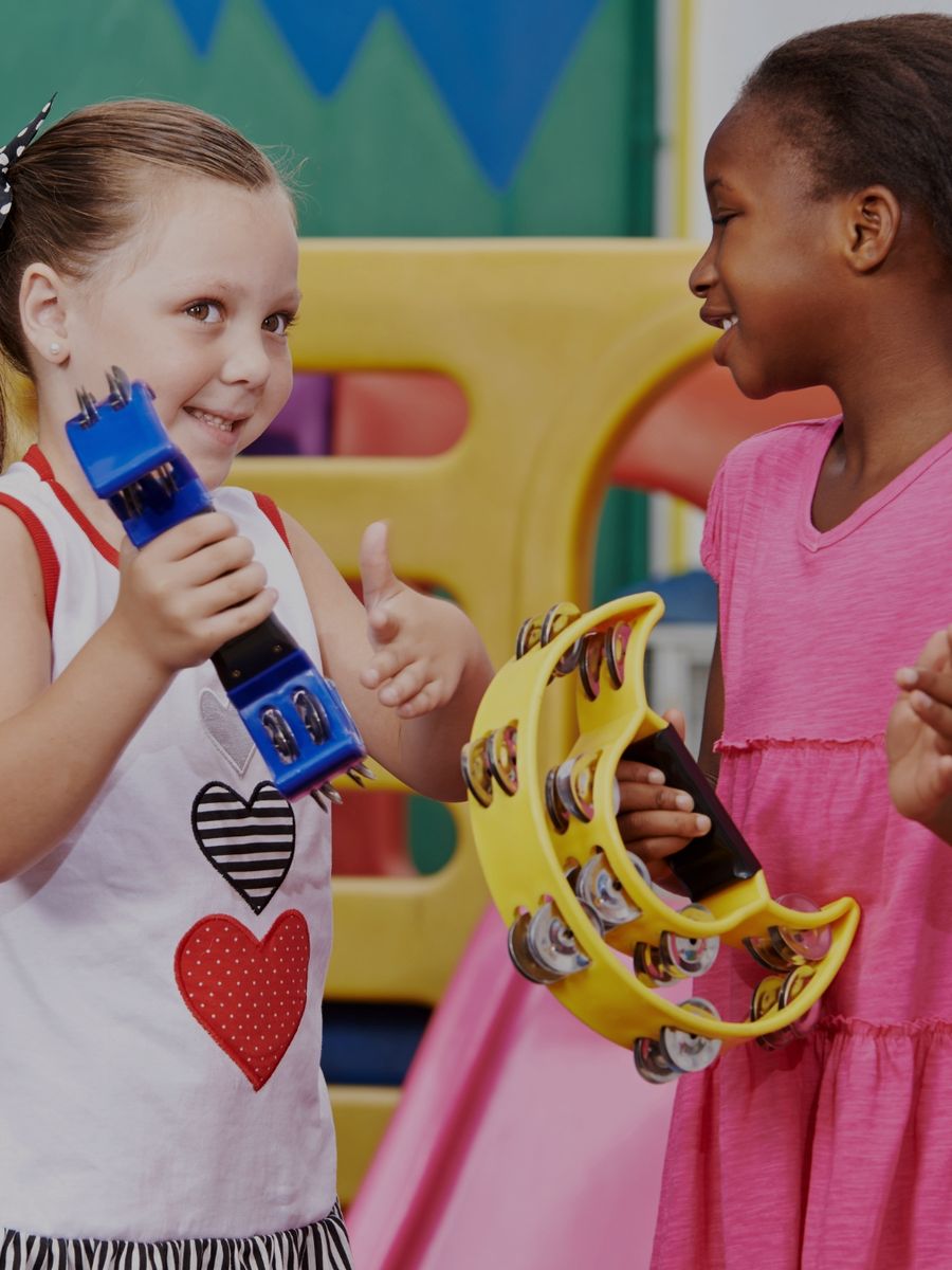 Crianças participando de atividade de Musicalização Infantil na Bee Music