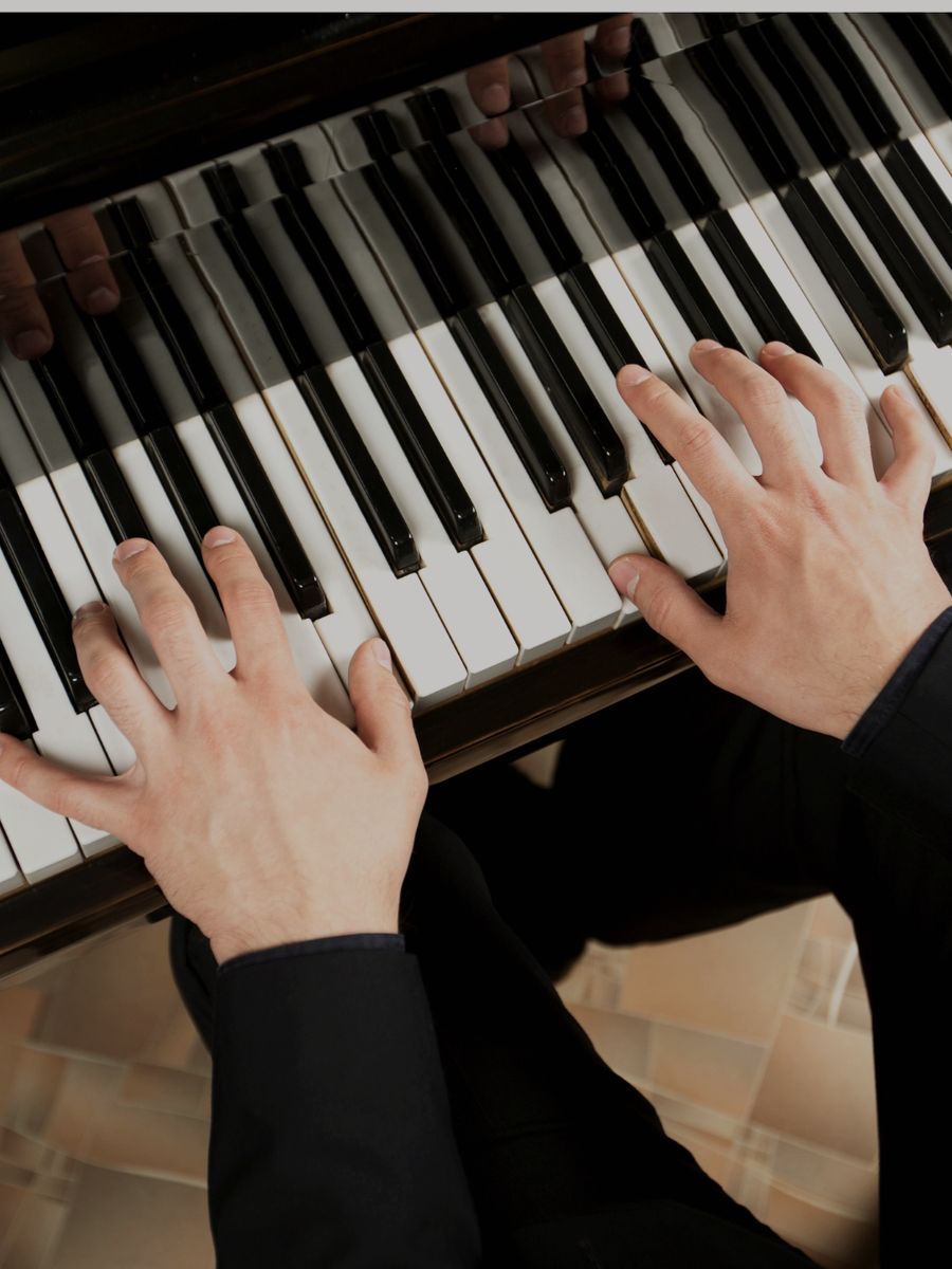Pessoa tocando piano em aula na Bee Music