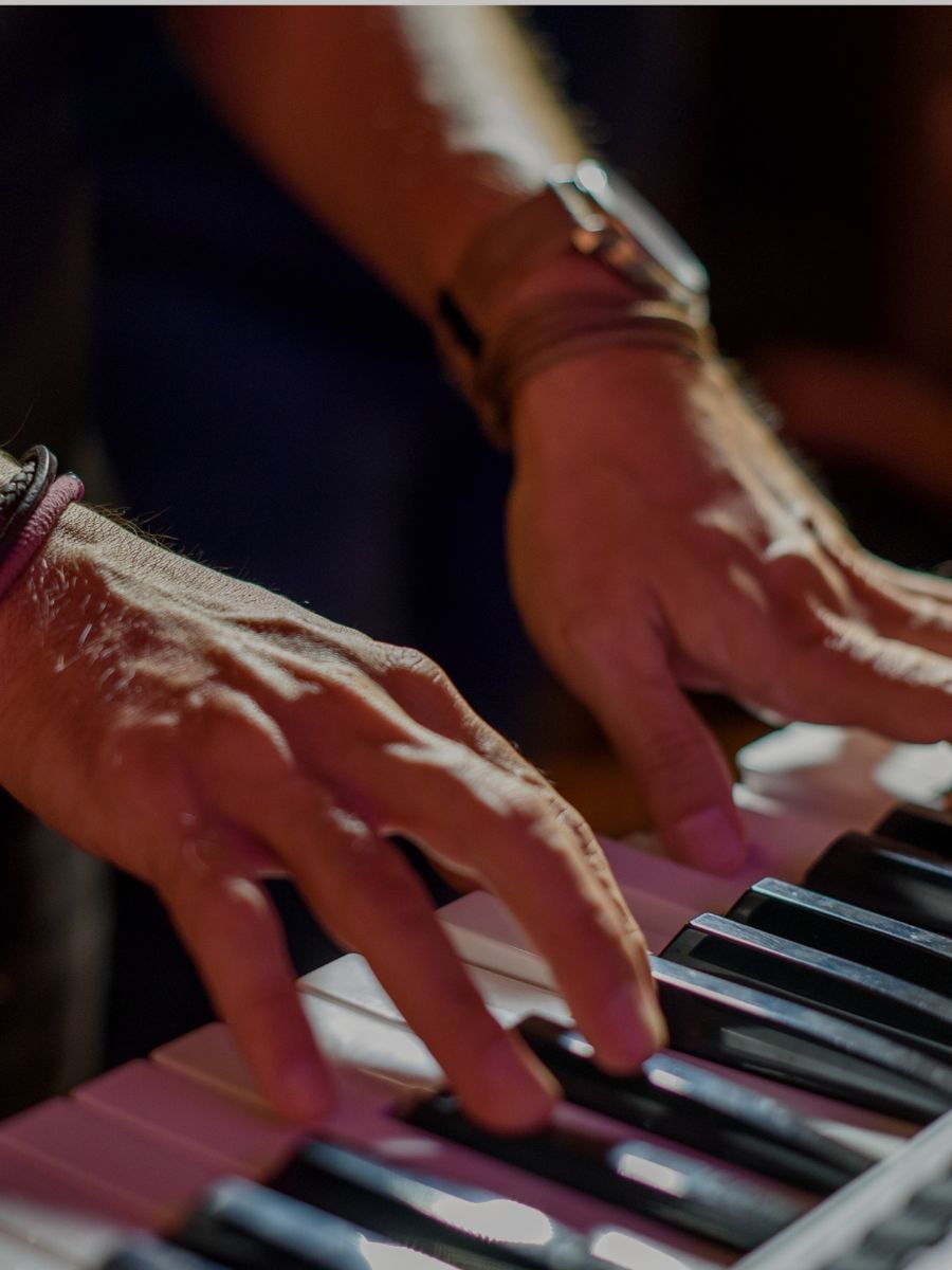 Pessoa tocando teclado em aula na Bee Music